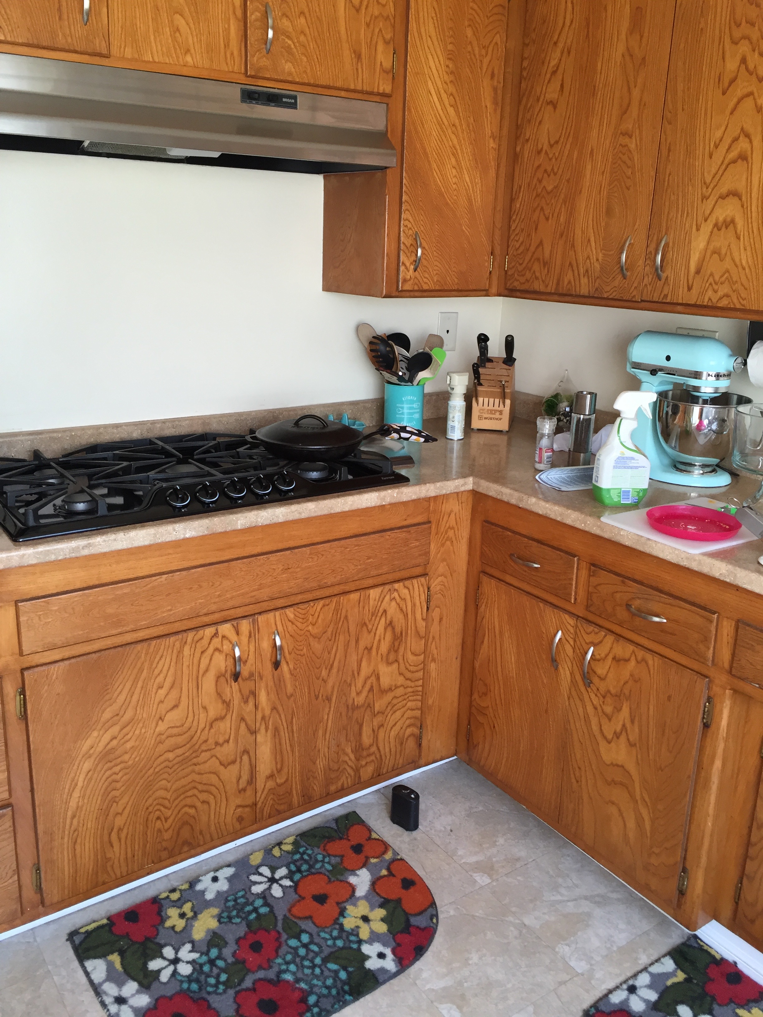 original 1950s kitchen cabinets cleaned up with clorox wipes